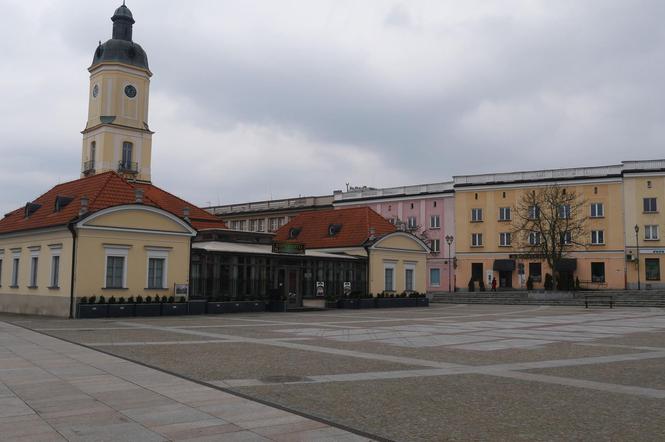 Pierwszy dzień wiosny 2020. Centrum puste. Ludzie w lasach, w sklepach, na placach