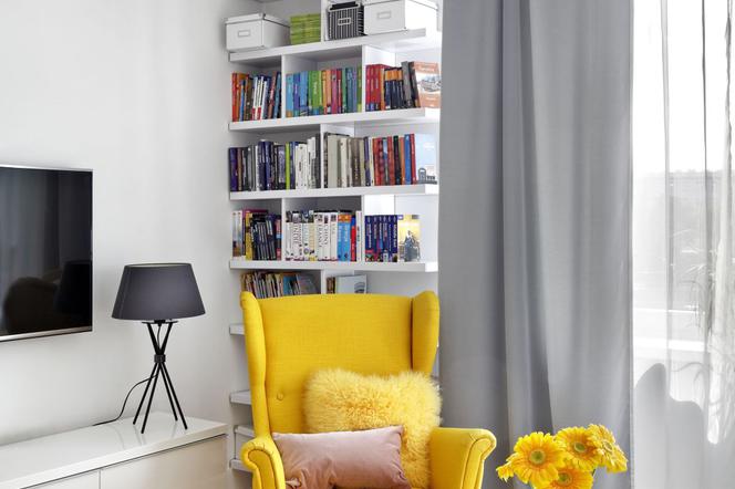 żółty fotel w salonie
