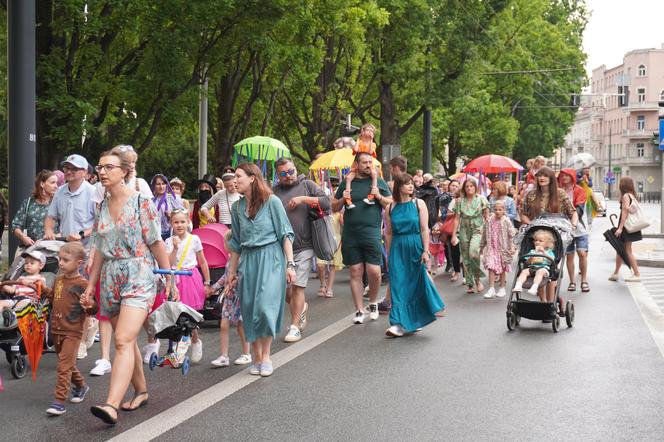 Deszcz nie był im straszny! Bajkowy Korowód przeszedł ulicami Lublina. Zobacz zdjęcia!