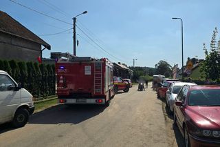 Strażacy nie mogli dojechać do tonącego dziecka. Kierowcy zablokowali drogę w Pluskach