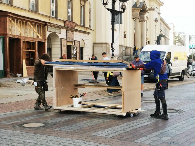 "Lalka" - scenografia w centrum Warszawy