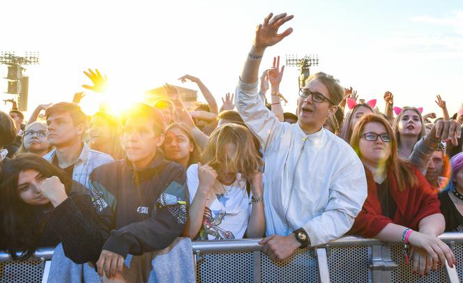 Młodzi ludzie na festiwalu