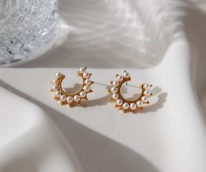 Motywy morskie, asymetria, gotyk. Te trendy w biżuterii będą królować wiosną i latem