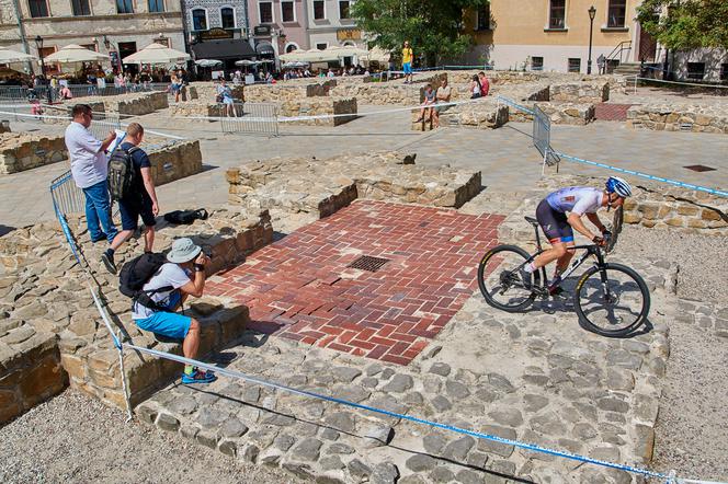 Na rowerach między kamienicami Starego Miasta. Eliminator MTB w Lublinie