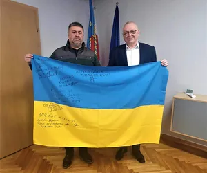 Flaga Ukrainy z podpisami żołnierzy z frontu. To podziękowania dla powiatu bielskiego za pomoc  
