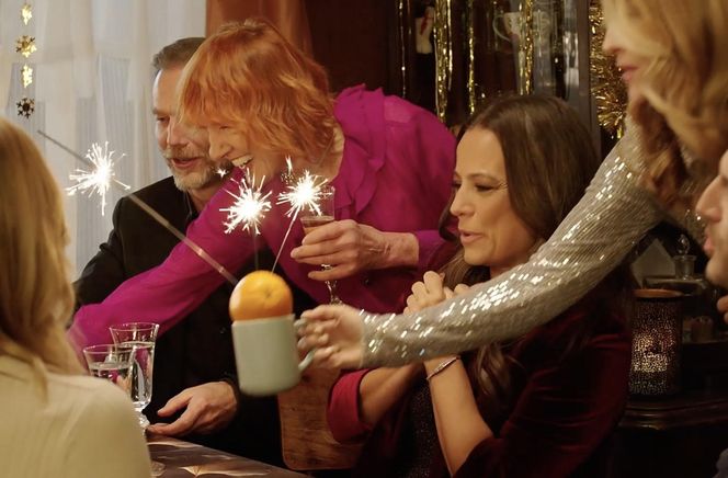 M jak miłość, zabawa sylwestrowa. Magda (Anna Mucha), Andrzej Budzyński (Krystian Wieczorek), pani Ola (Ewa Kolasińska)