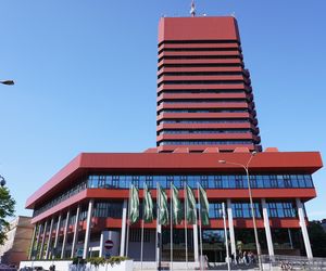 Do niedawna był najwyższym budynkiem w Poznaniu. Jaka jest historia słynnego wieżowca Uniwersytetu Ekonomicznego? [ZDJĘCIA] 