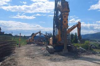 Drogowcy budują na osuwającej się drodze w Kasinie Wielkiej żelbetowy ruszt