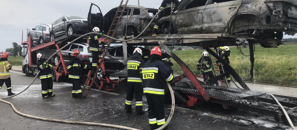 Pożar lawety z samochodami na obwodnicy Augustowa
