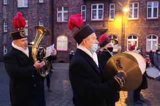 Barbórka w czasach zarazy, Górnicza orkiestra mimo pandemii obudziła mieszkańców Nikiszowca! [ZDJĘCIA]