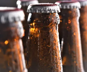 Piwo w butelce mocno zdrożeje? Producenci alarmują: cena wzrośnie o 10 zł