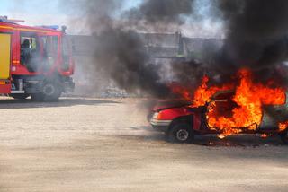 Wypadek w Sosnowcu. Samochód uderzył w słup i stanął w płomieniach. Jedna osoba jest ranna