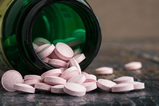 100 osób w szpitalach, 2 zmarły. Władze wycofują podejrzany suplement na cholesterol