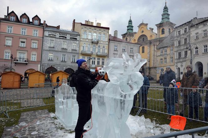 Rekordziści Guinnessa w rzeźbieniu w lodzie na przemyskim jarmarku świątecznym