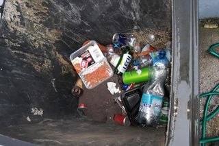 Na terenie dawnego Zachemu pozbywali się śmieci, paląc je w wielkich beczkach 