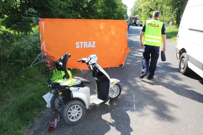 80-letni mężczyzna na elektrycznym wózku inwalidzkim z niewyjaśnionych przyczyn wjechał wprost pod koła busa ponosząc śmierć na miejscu