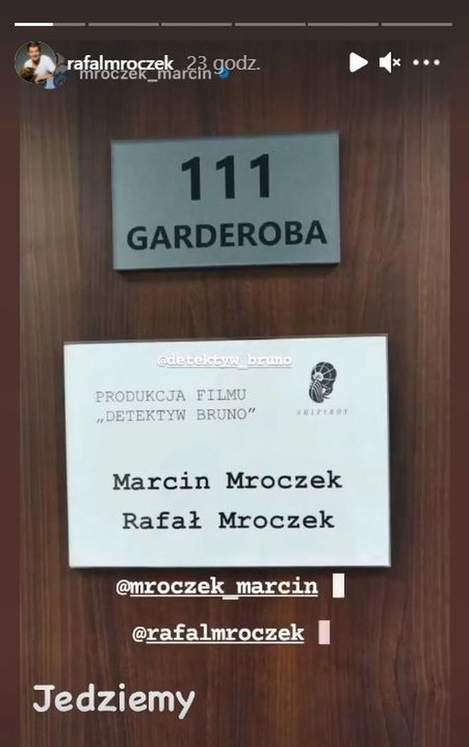 M jak miłość: drzwi do garderoby Marcina i Rafała Mroczków na planie filmu "Detektyw Bruno"