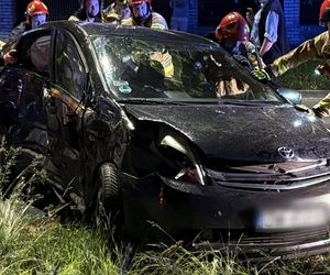 Dramatyczny wypadek we Włochach. Autobus zdzerzył się z osobówką