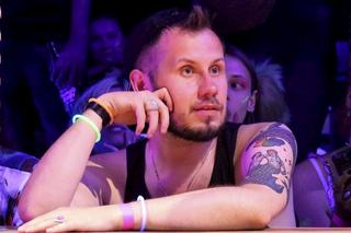 Łukasz Kachnowicz był księdzem, jest gejem i walczy z PiS