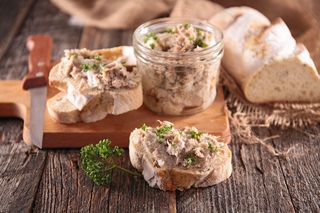 Pyszna i aromatyczna pasta mięsna do chleba. Sekretem jej smaku są nieoczywiste składniki 