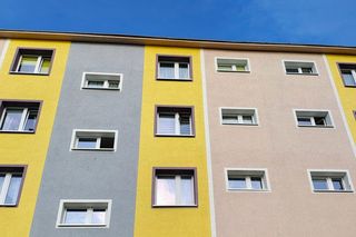 Kot zaklinował się w uchylonym oknie