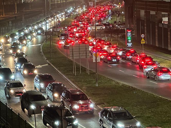 Totalny paraliż przy Arkadii w Warszawie. Znamy przyczyny chaosu drogowego