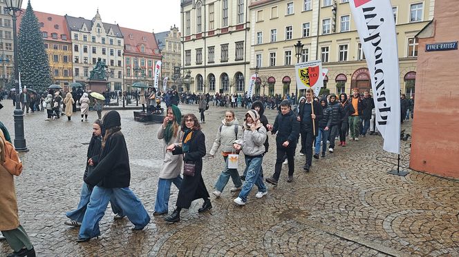 Polonez dla Fredry 2025 we Wrocławiu. Maturzyści zatańczyli na Rynku [ZDJĘCIA]