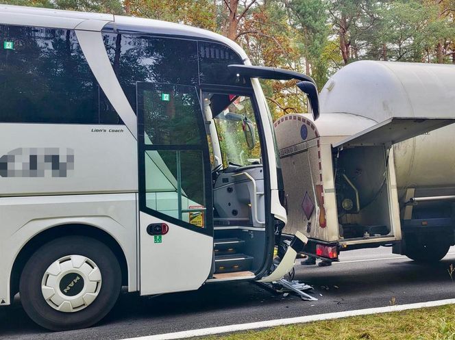 Wypadek na DK 10 pod Piłą. Autobus z dziećmi uderzył w cysternę