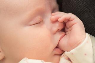 Smoczek czy kciuk? Co jest zdrowsze dla dziecka: ssanie kciuka czy smoczka?