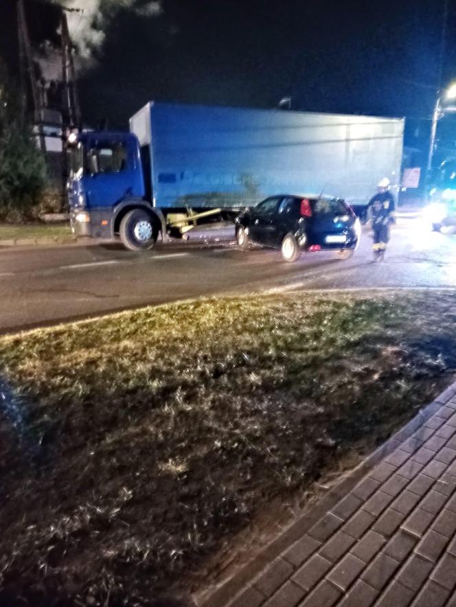 Wypadek w Skórcu, osobówka wbiła się pod ciężarówkę