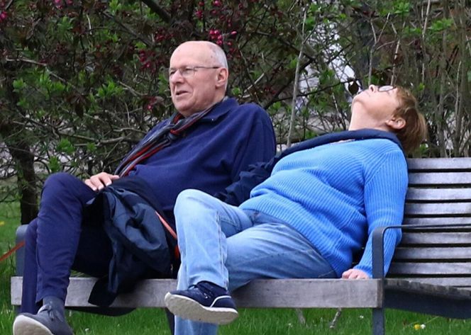 Ilona Łepkowska z mężem i psem na spacerze w Sopocie