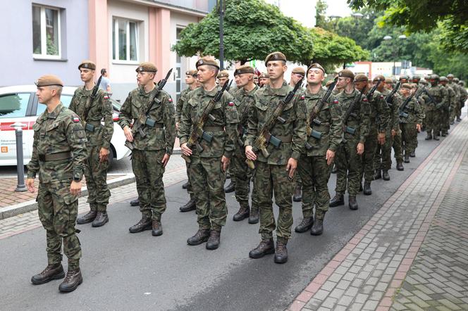 Przysięga wojskowa w Sosnowcu. Żołnierze przedefilowali przez miasto