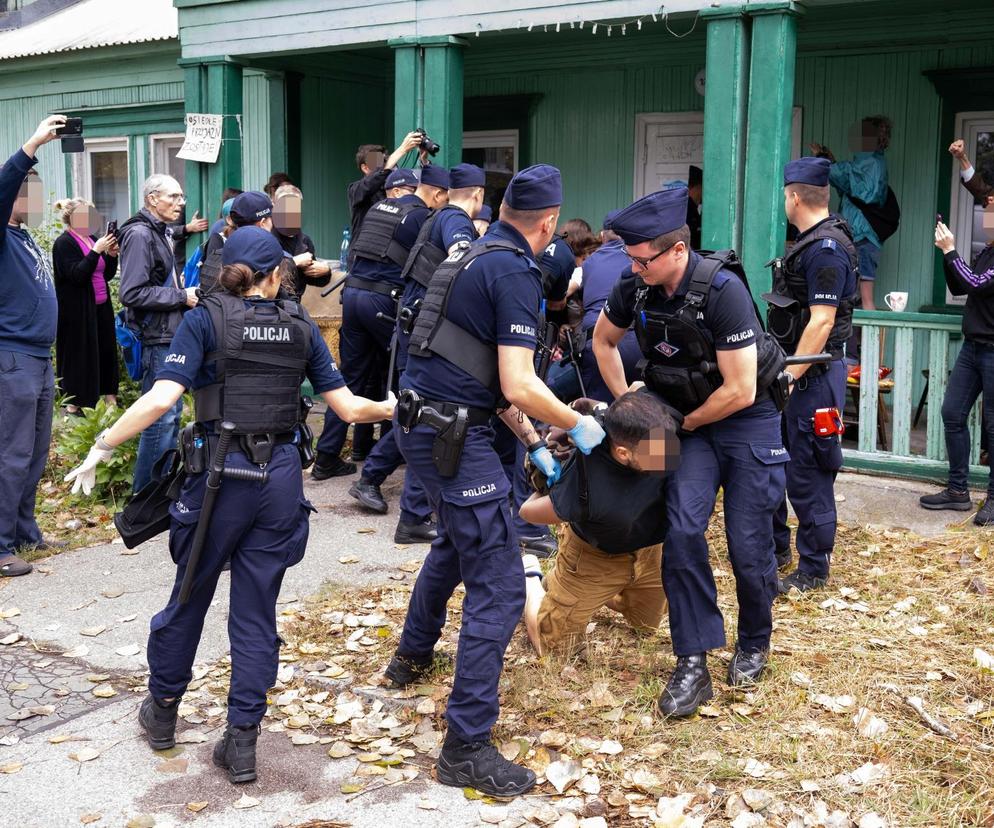 Chaos na Osiedlu Przyjaźń. Policja zatrzymała mieszkańca domku. „Wyciągnęli go siłą”