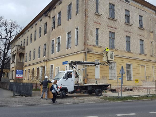 Lecą tynki z dawnego budynku kolejowego przy ul. Dworcowej