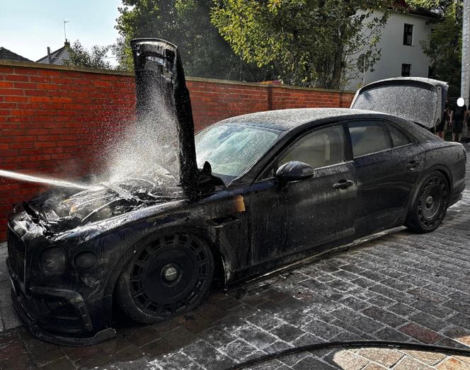 Myślenice. Pod kościołem spłonął luksusowy samochód. Bentley stanął w płomieniach