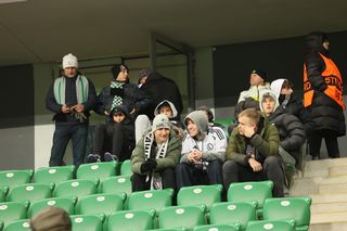 Kibice na trybunach Legii Warszawa na meczu z Dinamem