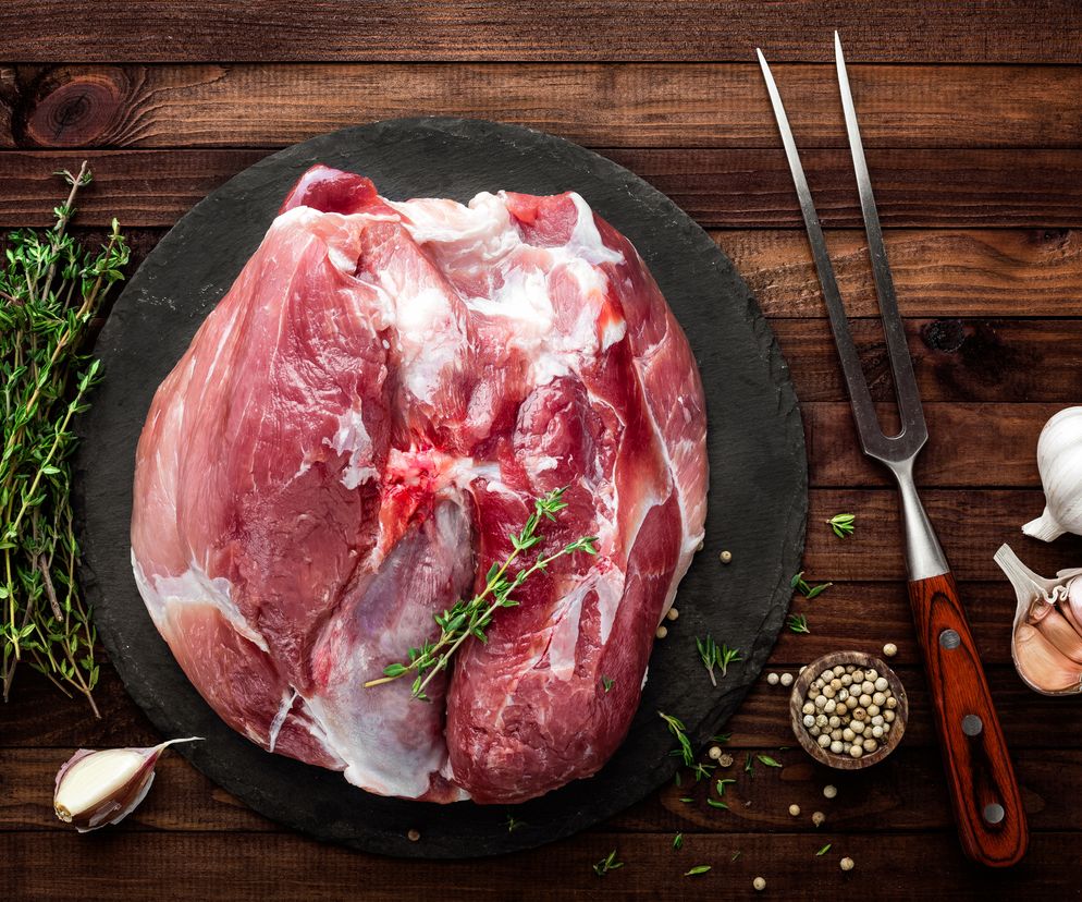 Karkówka pieczona w soli: przepis na domową wędlinę