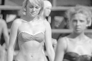 QUIZ PRL. Seksbomby znad Bałtyku. W czym opalały się nasze matki i babki? 15 pytań o plażowanie w stylu PRL