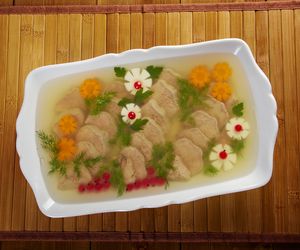 Ozorki wieprzowe w galarecie – tradycyjna przystawka, która znika pierwsza