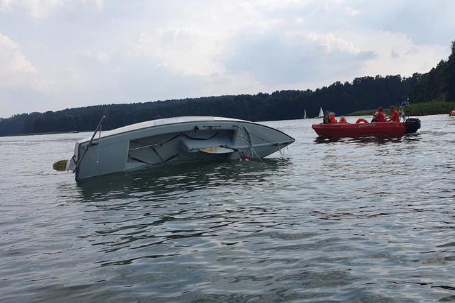 Wywrócona łódka na jeziorze Ukiel