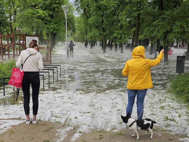 Nawałnica nad Gnieznem. Miasto zalały strumienie wody po ulewie i gradobiciu [ZDJĘCIA].