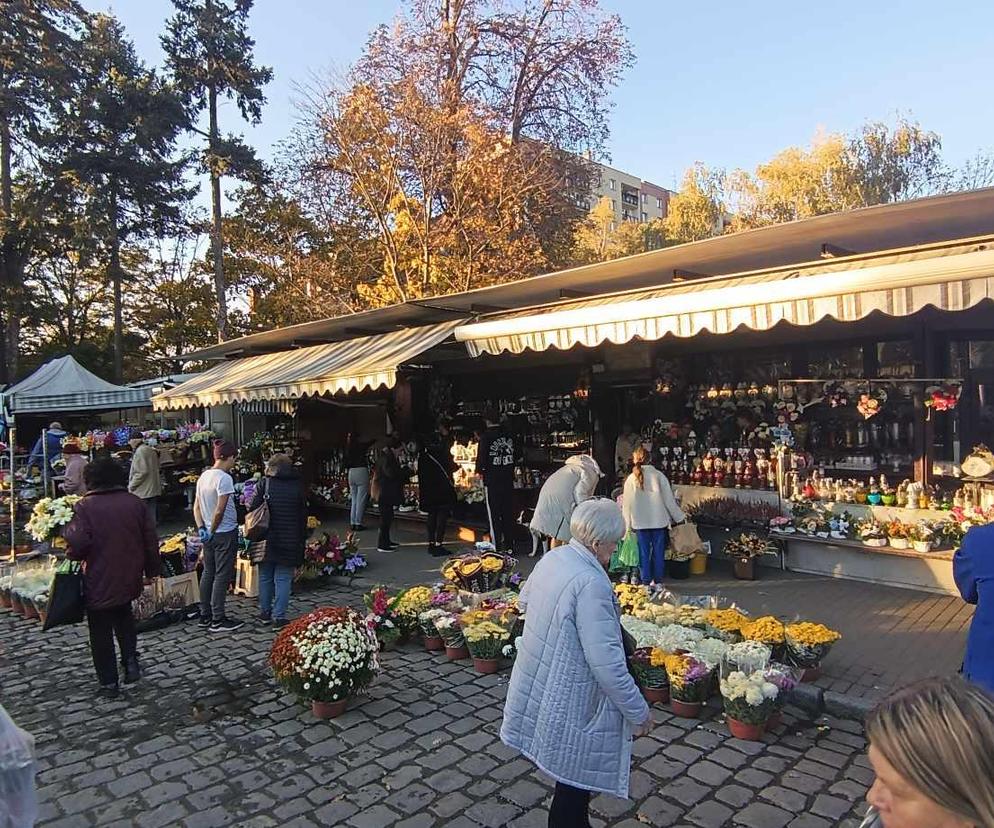 Tłumy na grobach we Wrocławiu. Zobaczcie zdjęcia z cmentarzy [GALERIA]