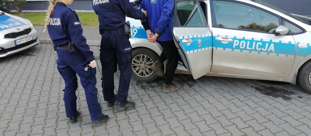 Wandale ZNISZCZYLI WSZYSTKIE ZNAKI w jednej z miejscowości. Na koncie mają dużo więcej...