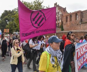 VI Toruński Marsz Równości. Przeciwnicy modlili się w centrum