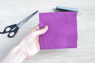 Kwiat z serwetki papierowej, krok po kroku