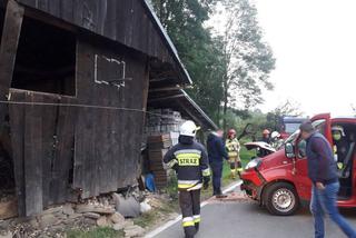 Kicznia. Uderzył samochodem w budynek. Wszystko przez dzikie zwierzę