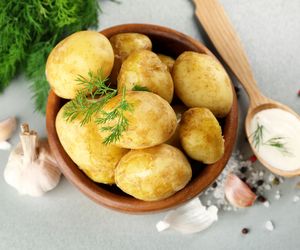 Młode ziemniaki z kwaśną śmietaną i koperkiem: genialny przepis z Podlasia