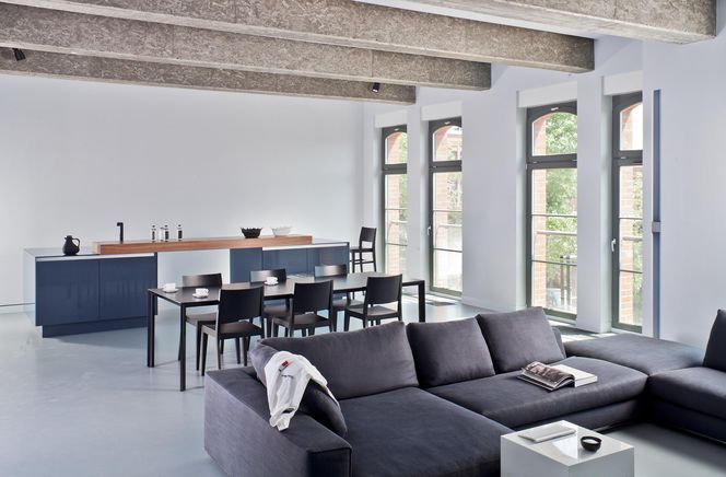 Ściana w salonie: malowanie, tapeta, sztukateria, beton, drewno