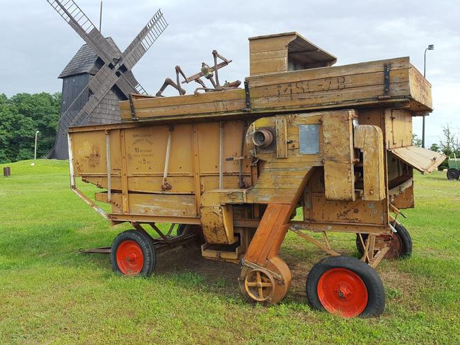 Pożar przy wiatrakach w Osiecznej. Spalił się dach Muzeum Młynarstwa i Rolnictwa 