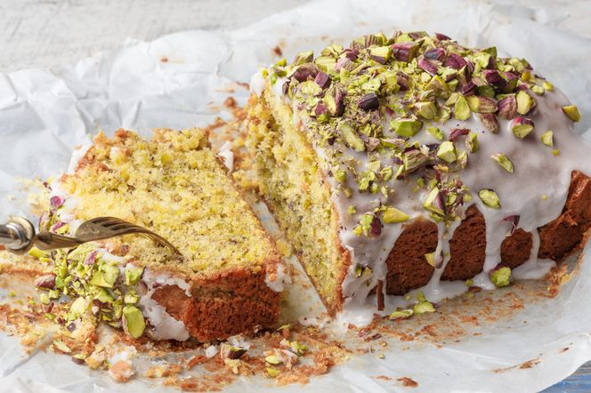 Ciasto pistacjowe z lukrem i zielonymi pistacjami: łatwy przepis na pyszną babkę